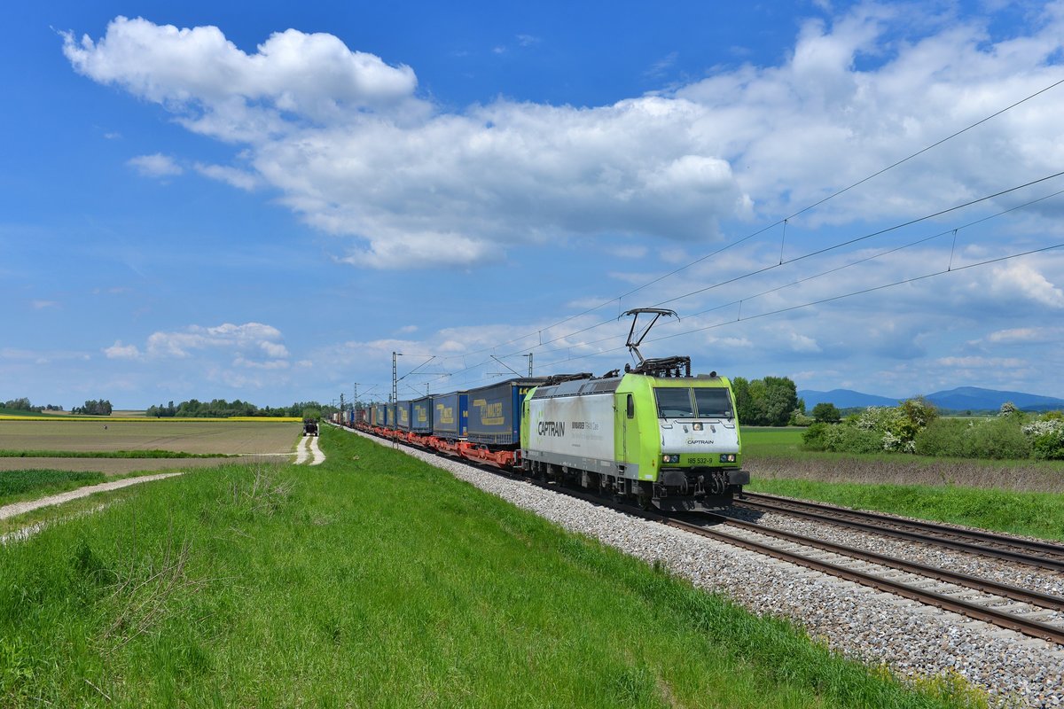 185 532 mit einem KLV am 16.05.2017 bei Osterhofen. 