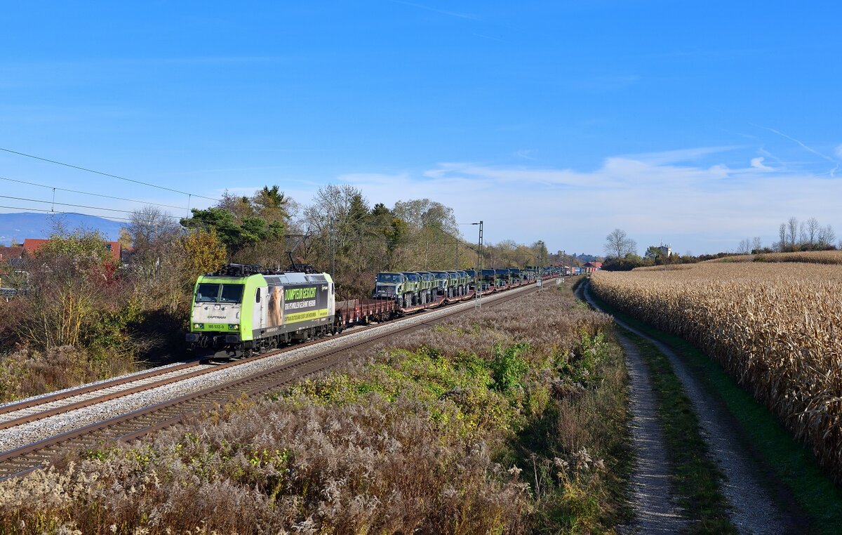 185 532 mit einem Militärzug am 31.10.2021 bei Langenisarhofen.