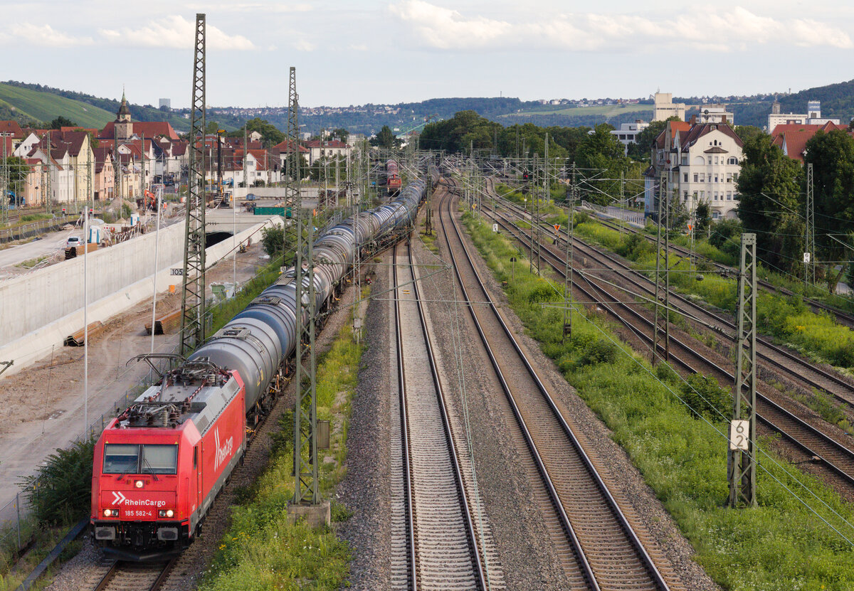 185 532 von Rheincargo mit Kesselwagenganzzug am 12.08.2021 am Eszetsteg in Stuttgart. 