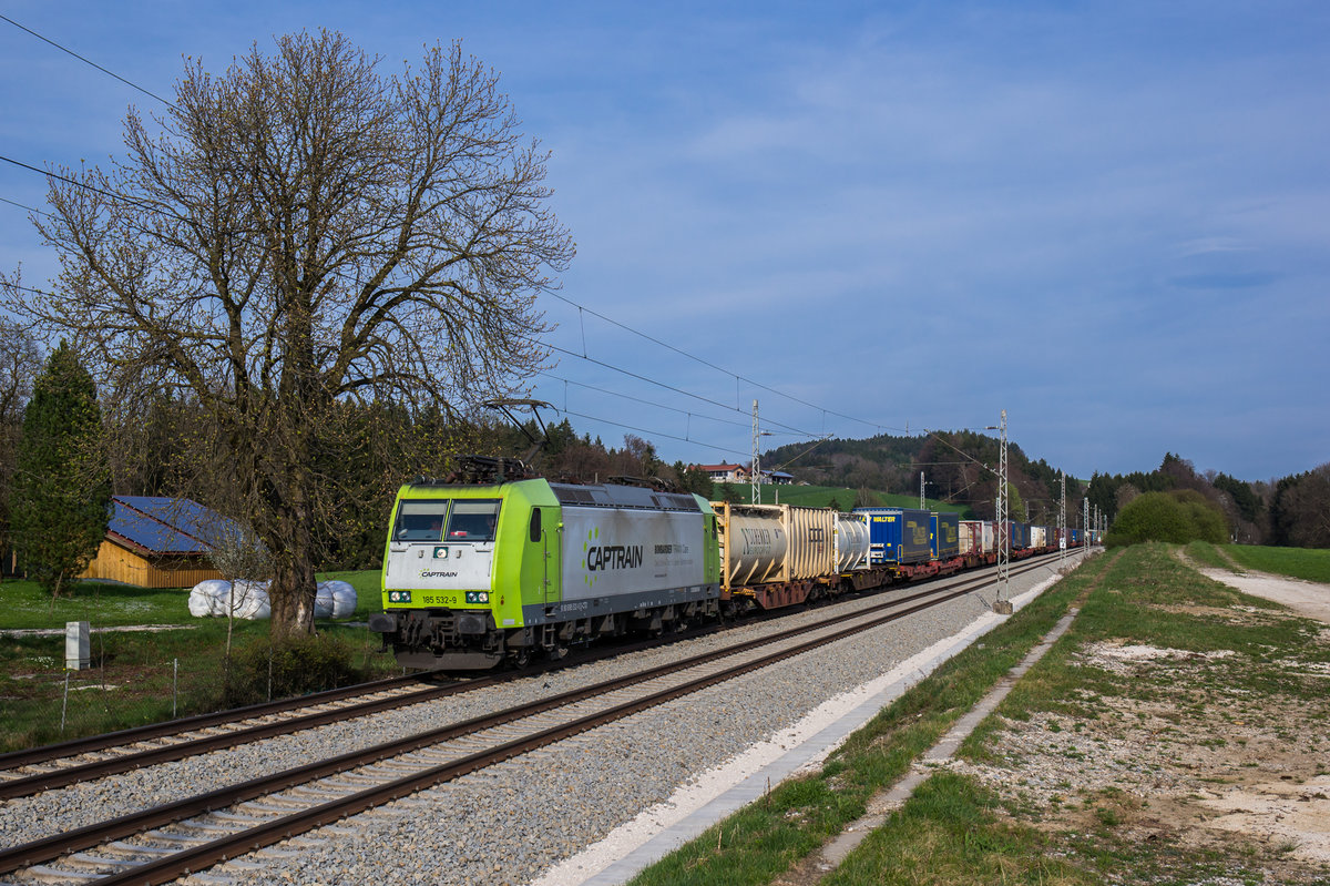 185 532 war am 2. April 2017 mit einem umgeleiteten KLV bei Grabenstätt in Richtung München unterwegs.