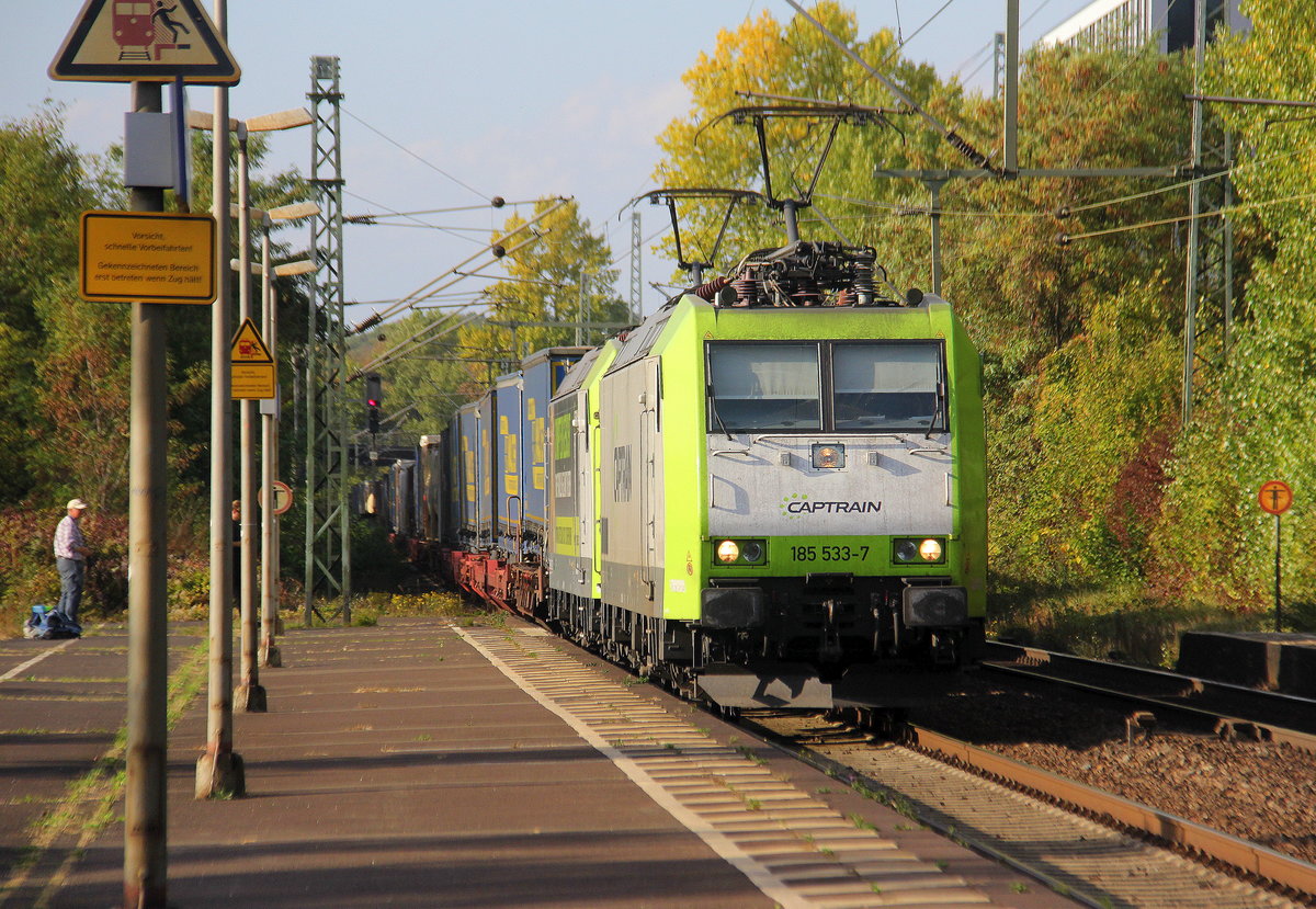 185 533-7  und 185 532-9 beide von Captrain kommen mit einem KLV-Zug aus Neuss-Gbf(D) nach Wels-Vbf(A) und kammen aus Richtung Köln-Gremberg und fuhren durch Bonn-Oberkassel in Richtung Koblenz. 
Aufgenommen vom Bahnsteig von Bonn-Oberkassel an der rechten Rheinstrecke. 
Bei Sommerwetter im Oktober am 6.10.2018.