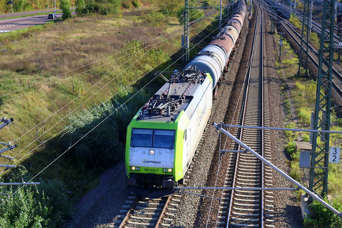 185 533-7 Captrain als Kesselzug passiert den Abzweig Thüringen (At) Richtung Halle(Saale)Hbf. Aufgenommen von der Brücke Dieselstraße in Halle (Saale). [3.10.2017 | 16:17 Uhr]