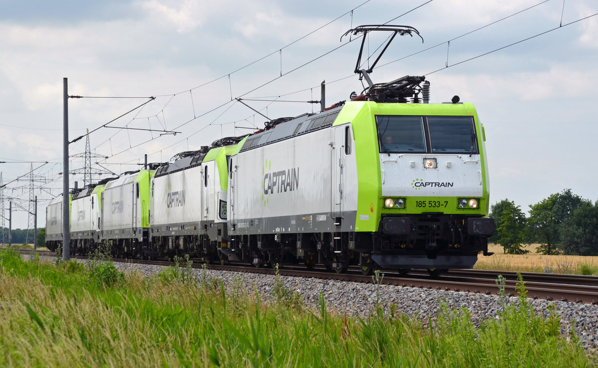 185 533 führte am 23.06.17 einen Captrain-Lokzug, welcher aus den Wagenloks 193 895, 185 598, 193 891 und 185 650 bestand. Hier rollt das Gespann durch Braschwitz Richtung Köthen.