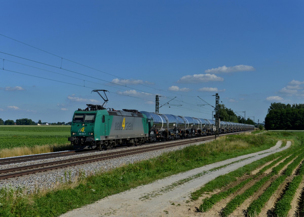 185 533 mit einem Kesselzug am 01.07.2013 bei Langenisarhofen.
