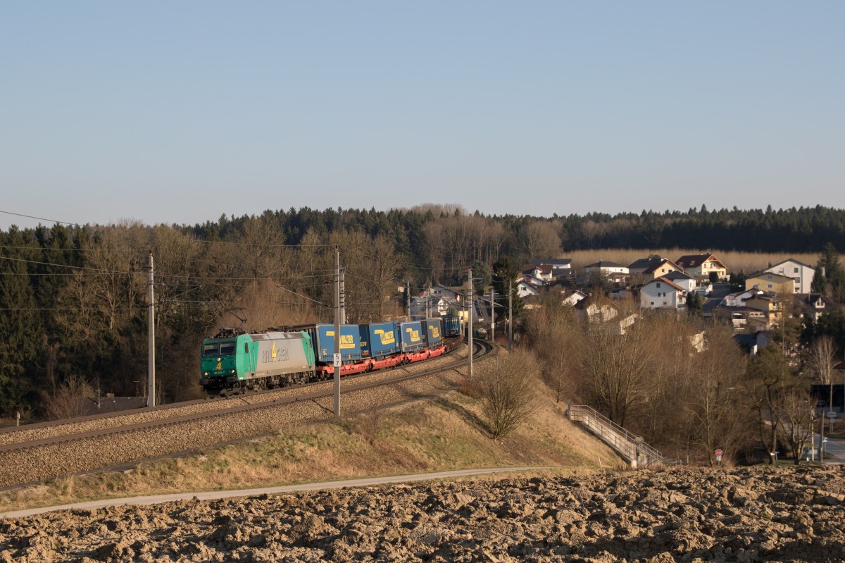 185 533 von Rail4Chem mit dem LKW-Walter KLV am 18. März 2015 bei Haiding.