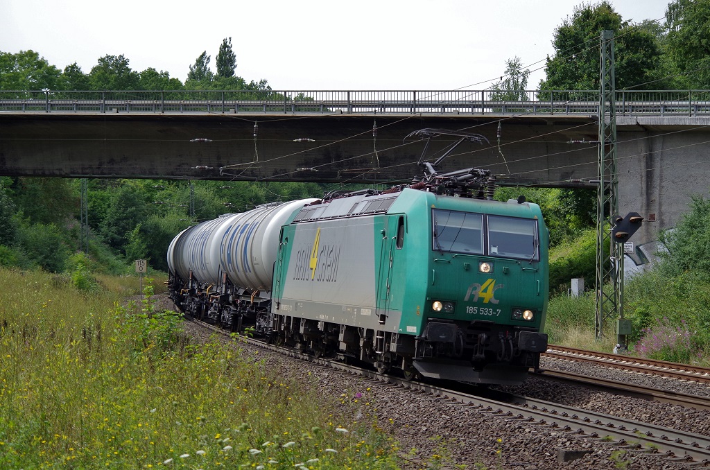 185 533 Rail4Chem mit GATX Kesselwagenzug am 15.08.2013 in Gtzenhof gen Bebra. 