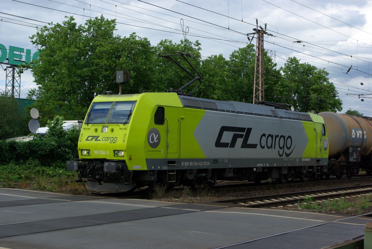 185 534-5 von alphatrains / CFL Cargo zieht am 21.7.2015 ihren Güterzug aus dem Bahnhof Bottrop Süd über den Bahnübergang Bahnhofstraße