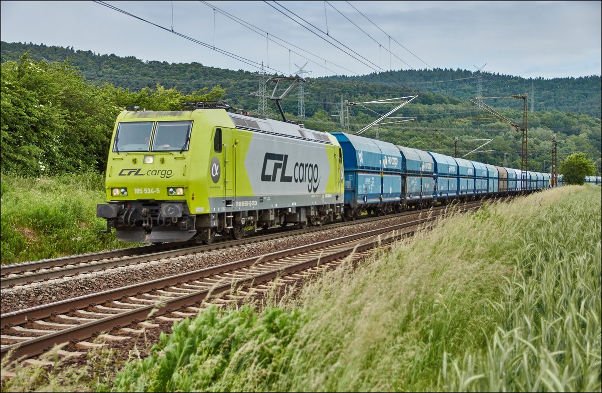 185 534-5 von CFL cargo ist mit einen Schüttgutzug PKP cargo bei Reilos am 08.06.2017 unterwegs.