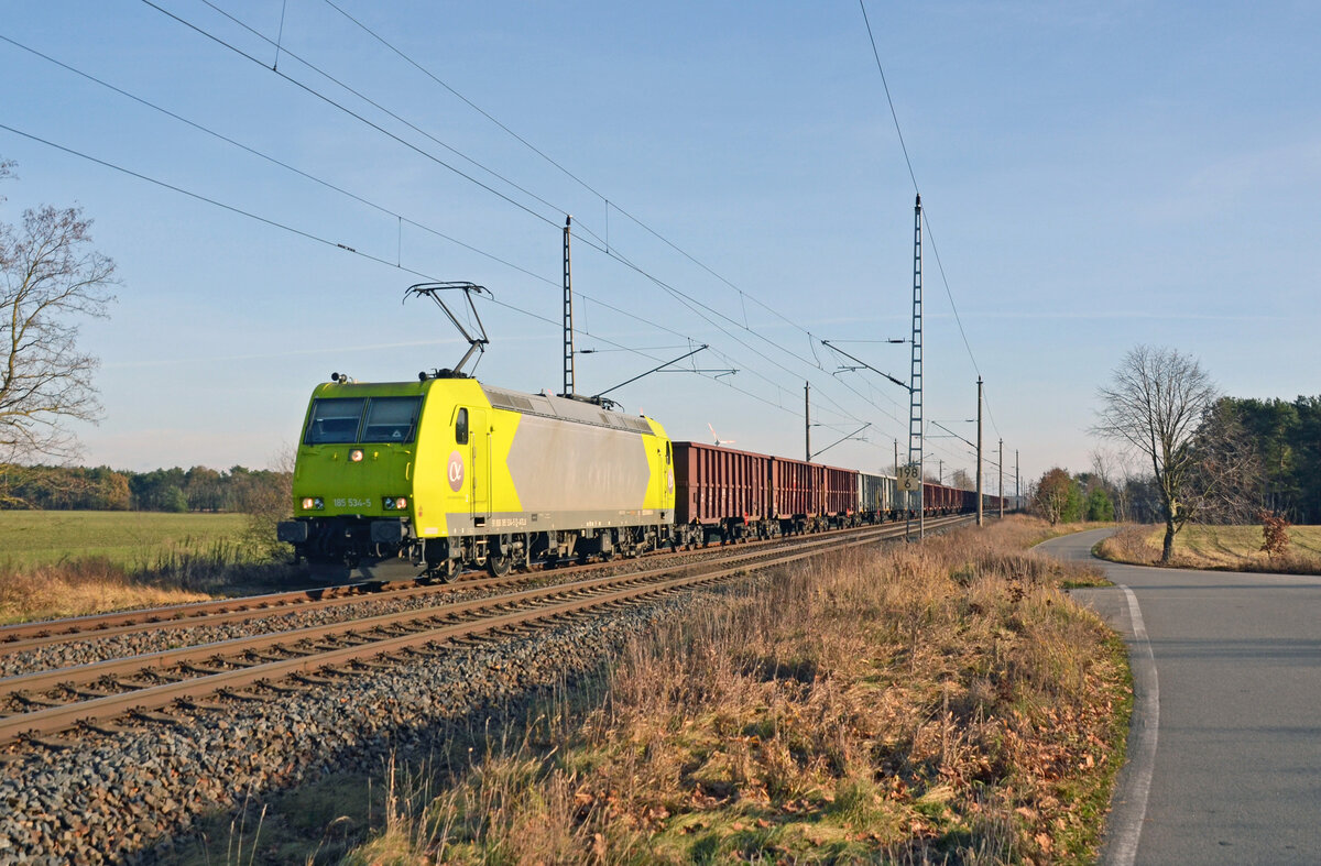 185 534 der ATLU führte am 17.12.23 einen Hochbordwagenzug durch Wittenberg-Labetz Richtung Dessau. 