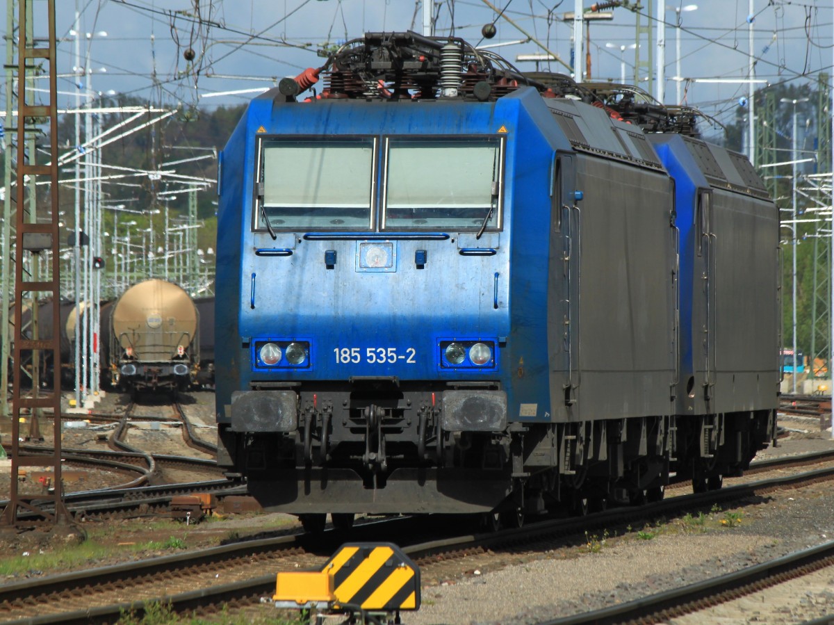185 535-2 und 145 098-0, beide von Crossrail, sonnen sich am 15.04.2014 in Aachen West.