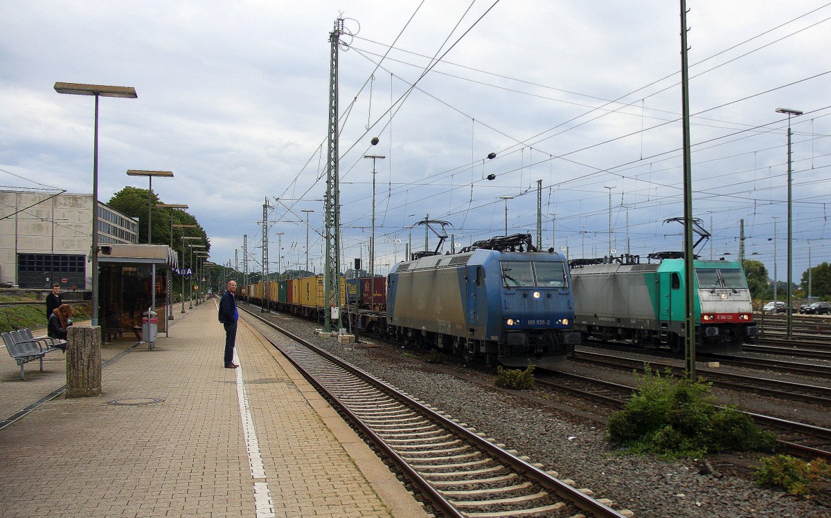 185 535-2  von Crossrail fährt mit einem langen MSC-Containerzug aus Antwerpen-Berendrecht(B) nach Weil Am Rhein(D) bei der Ausfahrt aus Aachen-West und fährt in Richtung Aachen-Schanz,Aachen-Hbf,Köln.
Und auf den Nebengleis  steht in Aachen-West die 186 123 von Railtraxx steht in Aachen-West mit einem langen Containerzug aus Genk-Goederen(B) nach Frankfurt-Höchstadt/ am Main und wartet auf die Abfahrt nach Köln.
Aufgenommen vom Bahnsteig in Aachen-West bei Regenwolken am 22.8.2014.