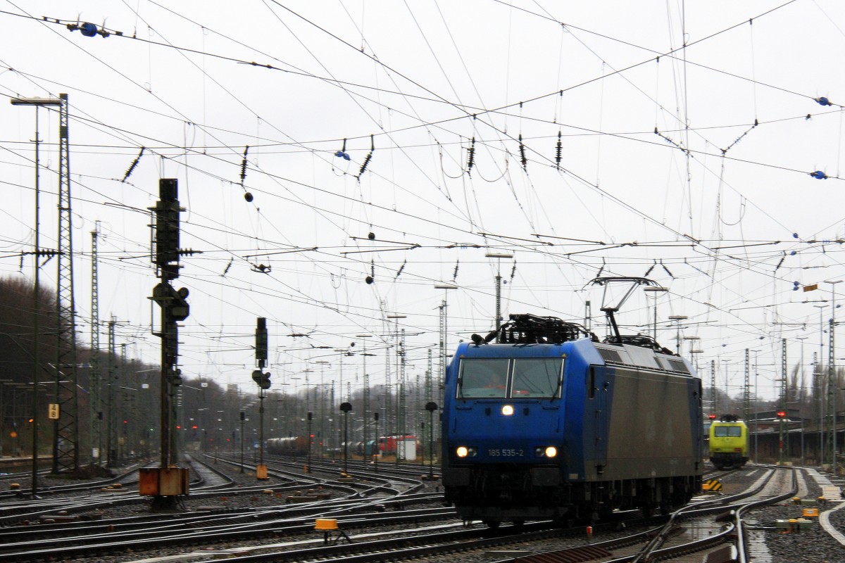 185 535-2 von Crossrail rangiert in Aachen-West und im Hintergrund steht 145 CL-031 von Alpha Trains  auf dem abstellgleis in Aachen-West bei strömenden Regen am 8.2.2014.