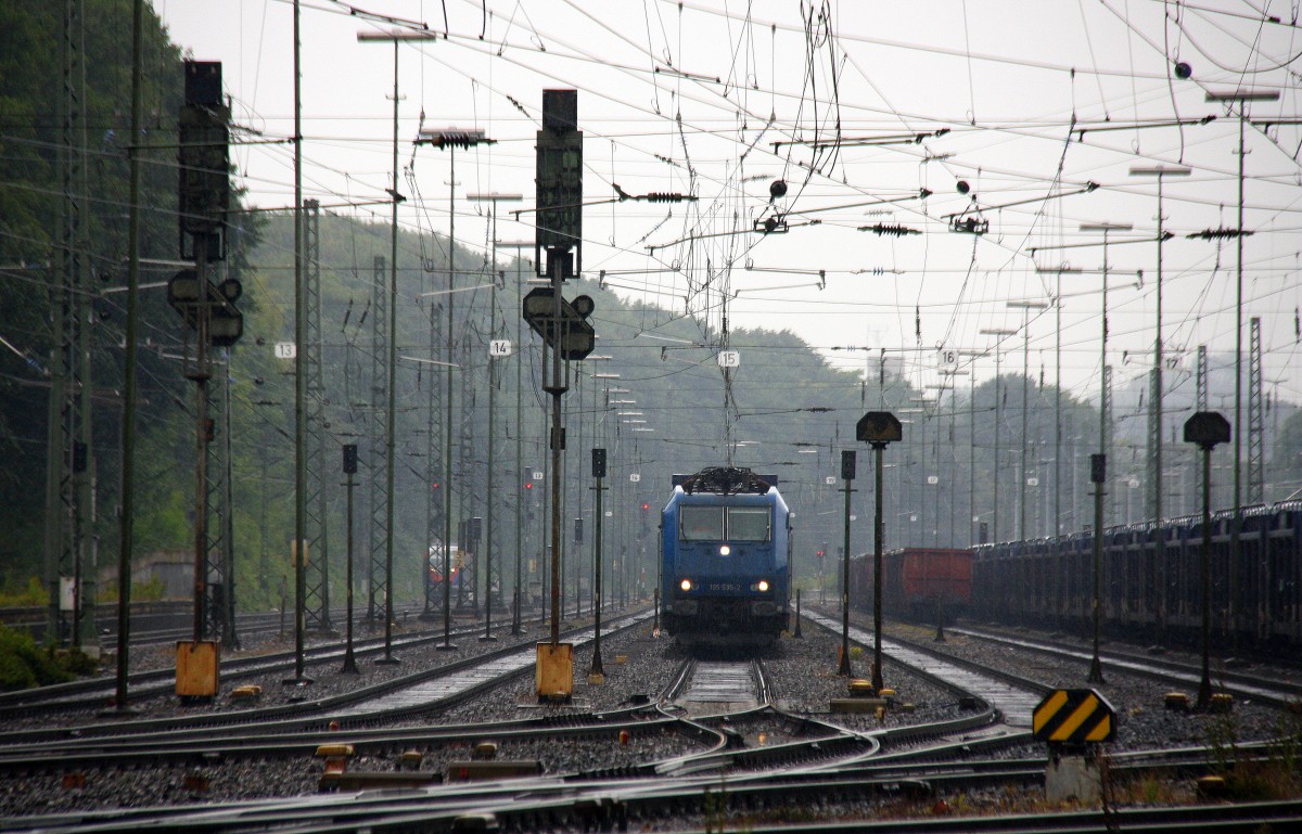 185 535-2 von Crossrail steht in Aachen-West mit einem langen Containerzug und wartet auf die Abfahrt nach Italien.
Bei Regenwetter am Nachmittag vom 29.6.2014.