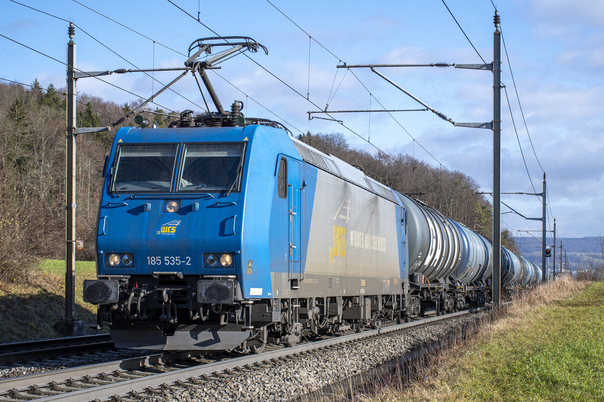 185 535-2 ist mit einem Kesselzug bei Villnachern AG in Richtung Basel unterwegs, aufgenommen am 07.12.2021.