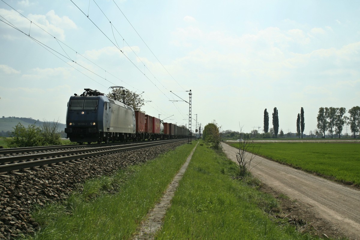 185 535-2 mit einem KLV-Zug auf dem Weg in den Norden, fotografiert am Nachmittag des 13.04.14 zwischen Müllheim (Baden) und dem Stadtteil Hügelheim.