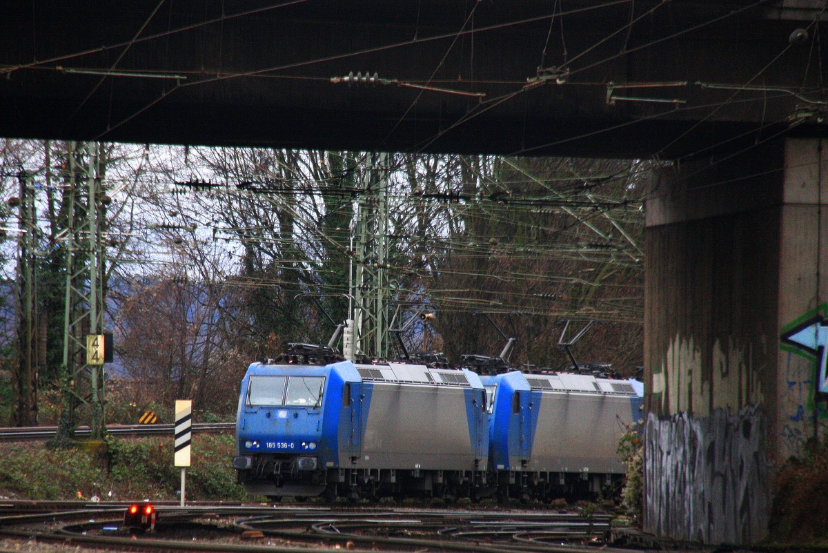 185 536-0 auch von Crossrail und Zwei 185er von Crossrail stehen auf dem Abstellgleis in Aachen-West bei Wolken am Nachmittag vom 1.1.2014.