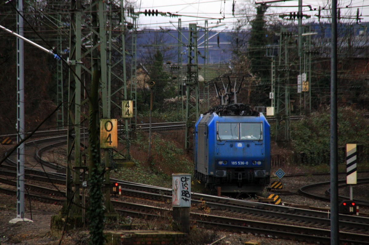 185 536-0 auch von Crossrail und Zwei 185er von Crossrail stehen auf dem Abstellgleis in Aachen-West.
Aufgenommen von der Treppe zur Turmstraße in Aachen bei Wolken am Nachmittag vom 1.1.2014.