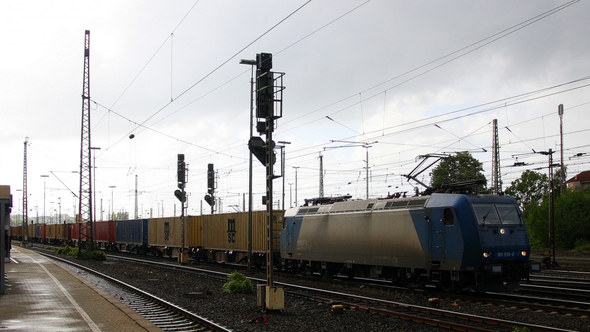 185 536-0 von Crossrail fährt  mit einem langen MSC-Containerzug aus Antwerpen-Berendrecht(B) nach Weil Am Rhein(D) bei der Ausfahrt aus Aachen-West und fährt in Richtung Aachen-Schanz,Aachen-Hbf,Köln. 
Aufgenommen vom Bahnsteig in Aachen-West bei Sonne und Regenwolken am Abend vom 9.5.2014. 