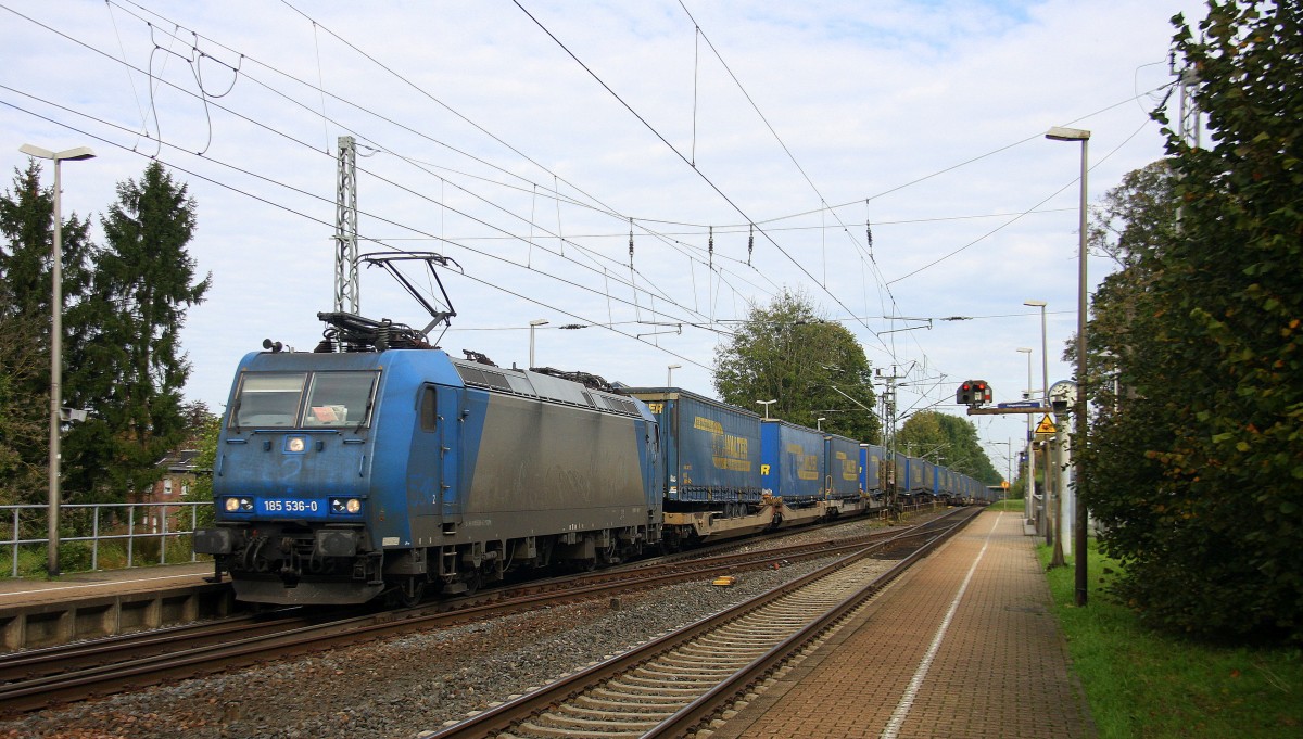 185 536-0 von Crossrail kommt als Umleiter mit einem langen LKW-Walter-Zug aus Novara(I) nach Genk-Goederen(B) und kommt durch Kohlscheid aus Richtung Herzogenrath und fährt die Kohlscheider-Rampe hoch nach Aachen-West.
Aufgenommen am 11.10.2014.