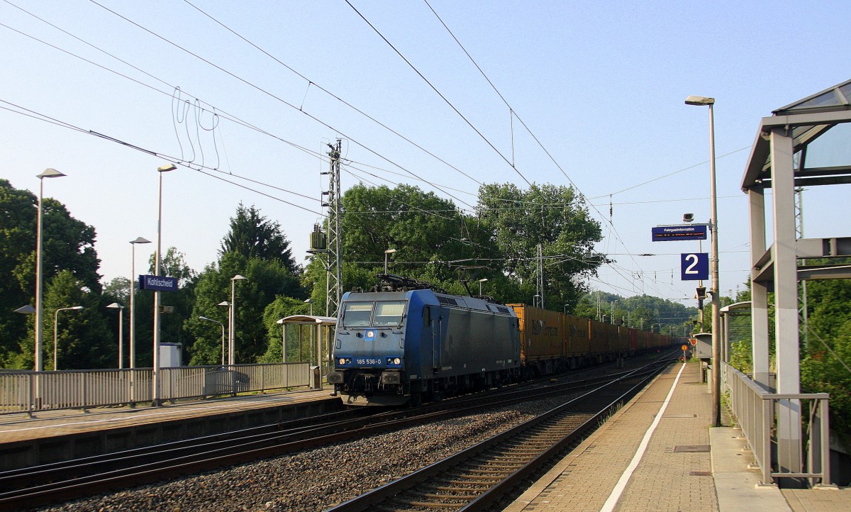 185 536-0 von Crossrail kommt als Umleiter aus Richtung Aachen-West mit einem langen Containerzug aus Zeebrugge-Ramskapelle(B) nach Milano(I) und fährt durch Kohlscheid und fährt in Richtung Herzogenrath,Neuss. 
An einem schönem Sommermorgen vom 3.7.2015.