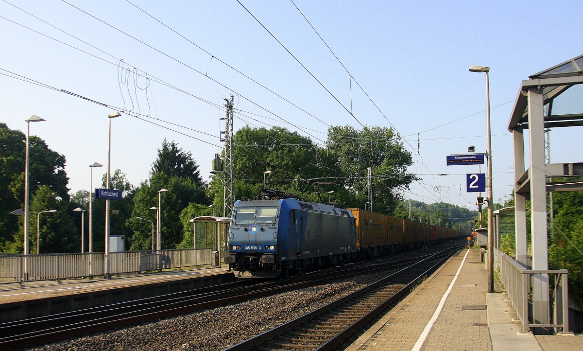 185 536-0 von Crossrail kommt als Umleiter aus Richtung Aachen-West mit einem langen Containerzug aus Zeebrugge-Ramskapelle(B) nach Milano(I) und fährt durch Kohlscheid und fährt in Richtung Herzogenrath,Neuss. 
An einem schönem Sommermorgen vom 3.7.2015.