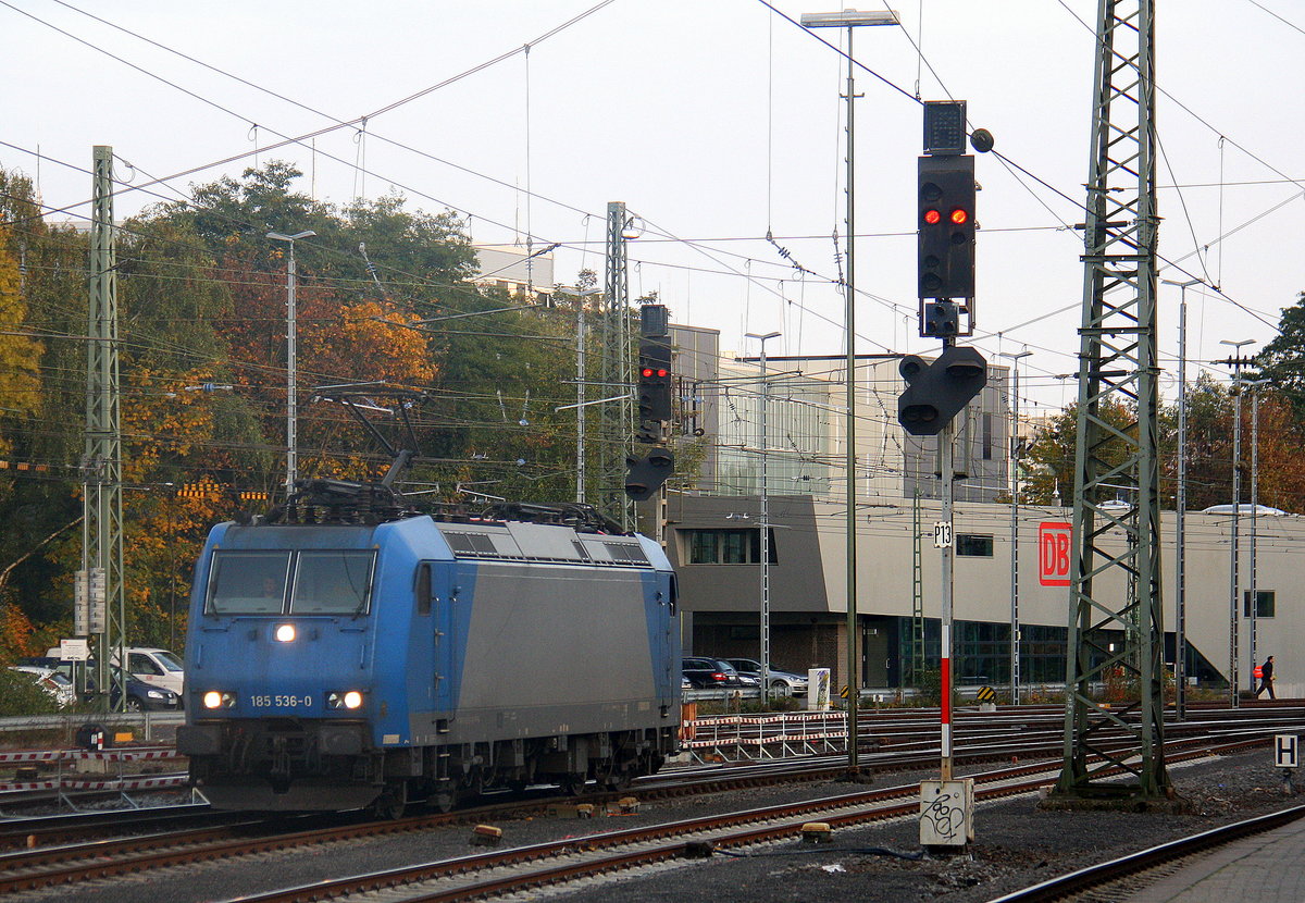 185 536-0 von Crossrail rangiert in Aachen-West.
Aufgenommen vom Bahnsteig in Aachen-West. 
Bei Sonnenschein und Wolken am Kalten Nachmittag vom 3.11.2016.