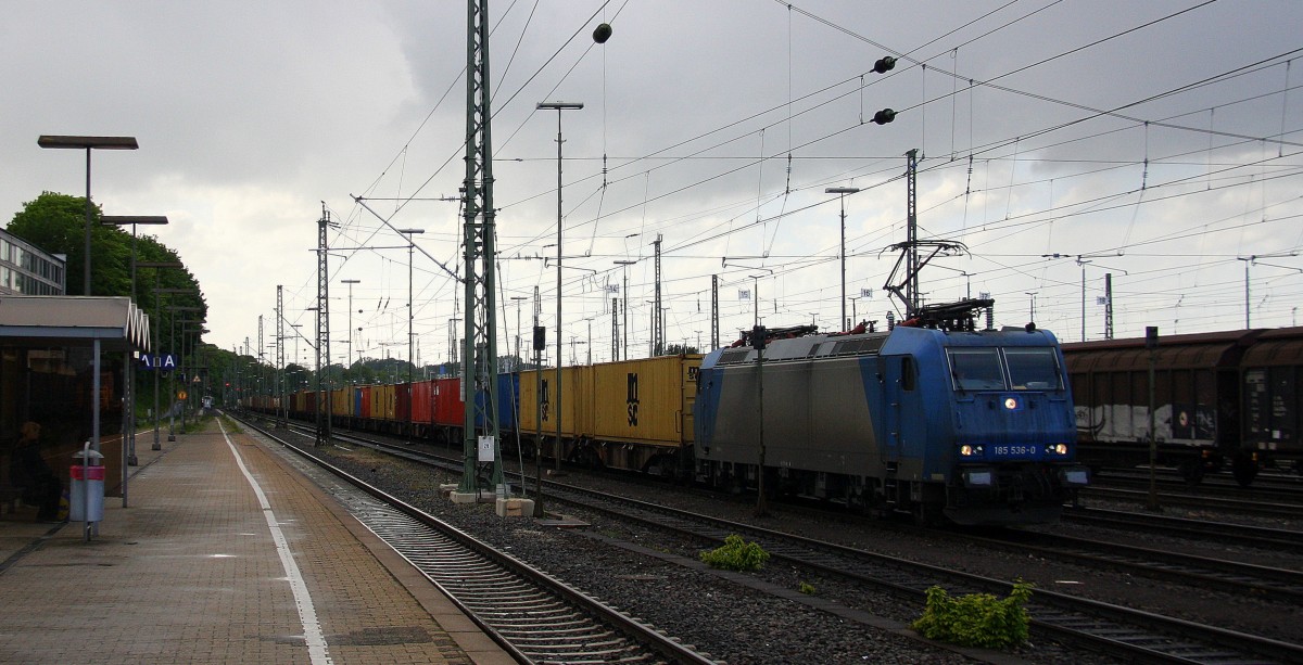185 536-0 von Crossrail steht in Aachen-West mit einem langen  MSC-Containerzug aus  Antwerpen-Berendrecht(B) nach  Weil Am Rhein(D) und wartet auf die Abfahrt nach Köln.
Aufgenommen vom Bahnsteig in Aachen-West bei Regenwolken am Abend vom 9.5.2014. 