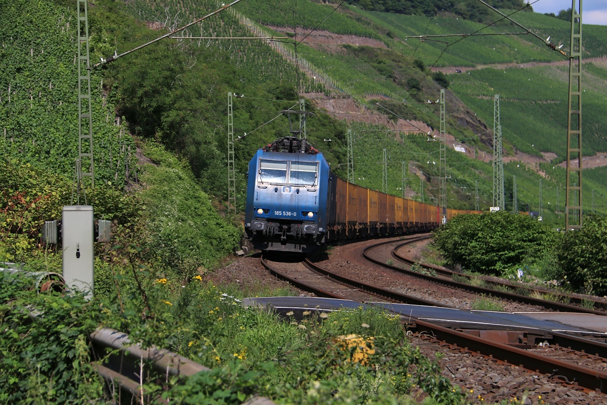 185 536-0 mit Containerzug in Fahrtrichtung Süden. Aufgenommen am 16.07.2014 am Bopparder Hamm.
