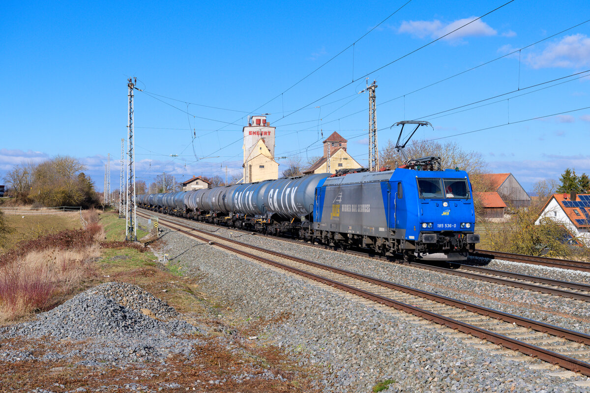 185 536 ATLU/WRS mit einem Kesselzug bei Herrnberchtheim Richtung Ansbach, 27.02.2021