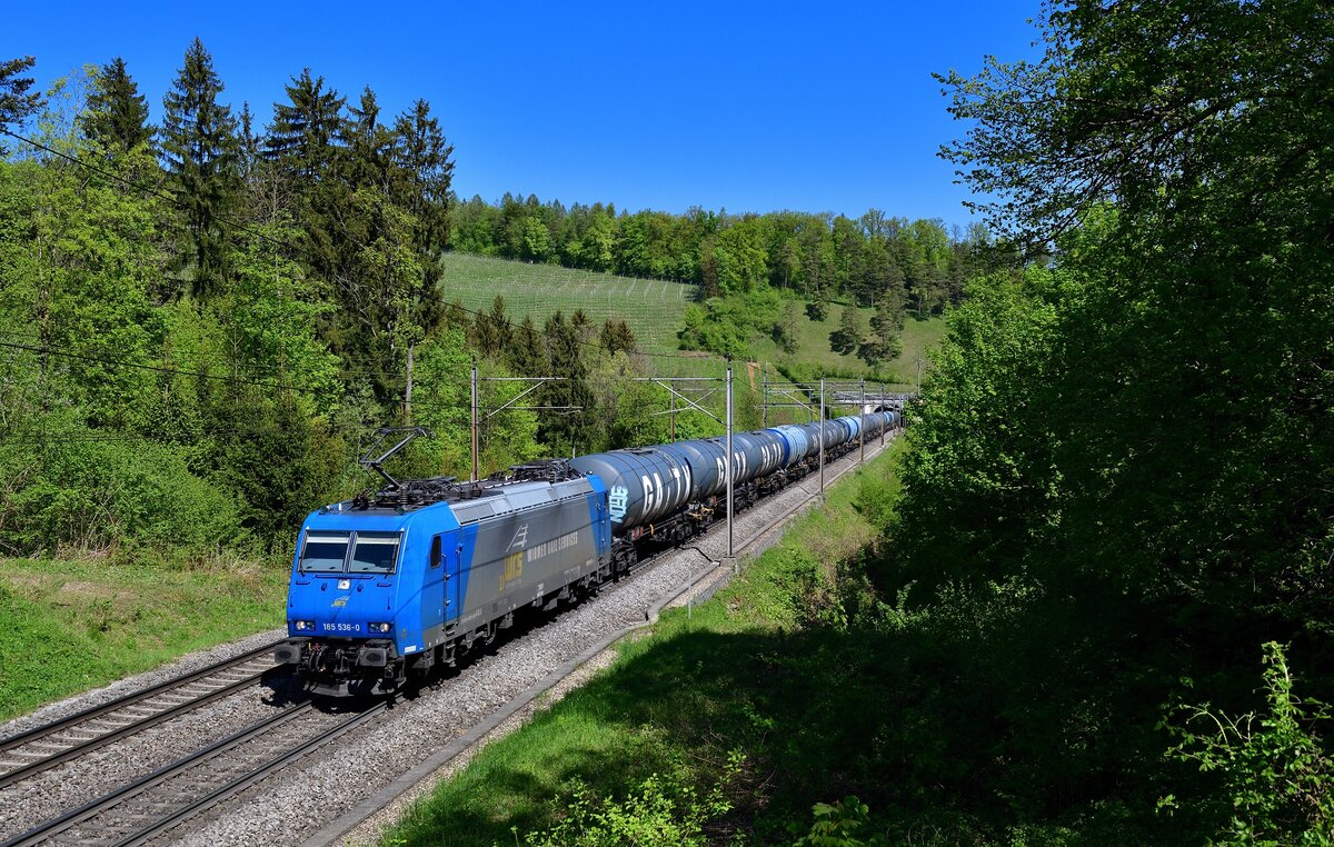 185 536 mit einem Kesselzug am 28.04.2022 bei Villnachern.