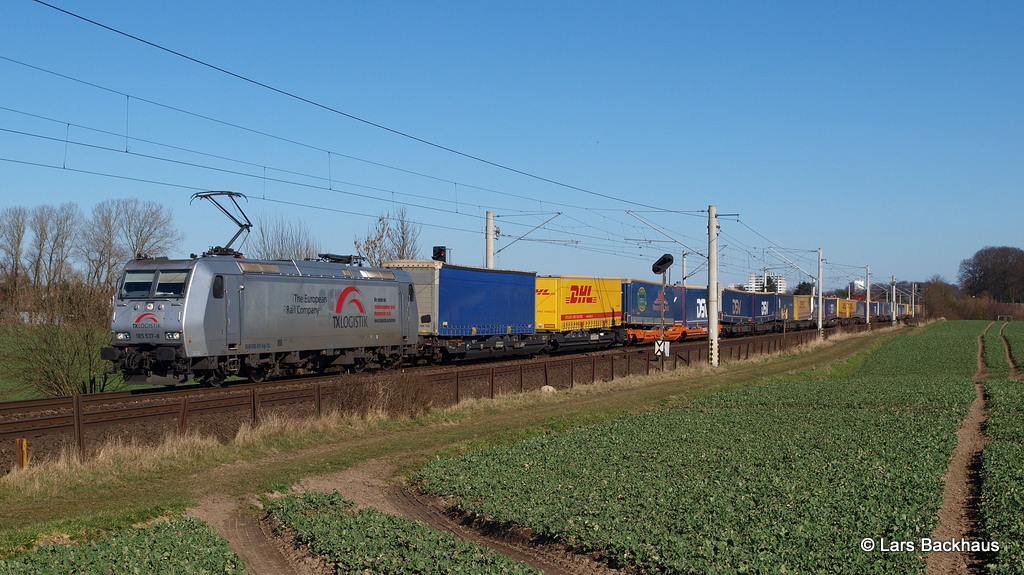 185 537-8 TXL rollt am 12.03.14 mit dem DGS 43147 Lübeck-Skandinavienkai - Verona bei Reinfeld Richtung Hamburg.