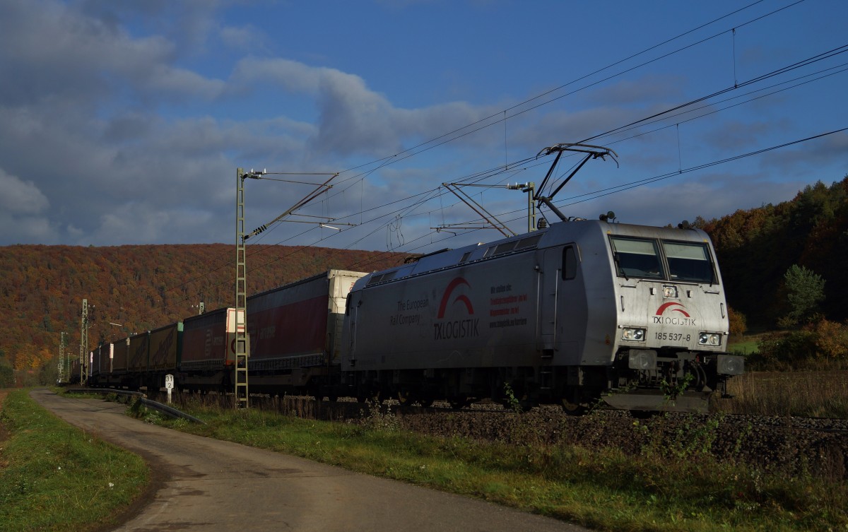 185 537-8 der TXLOGISTIK mit einen Aufliegerzug Richtung Sden am 24.10.13.