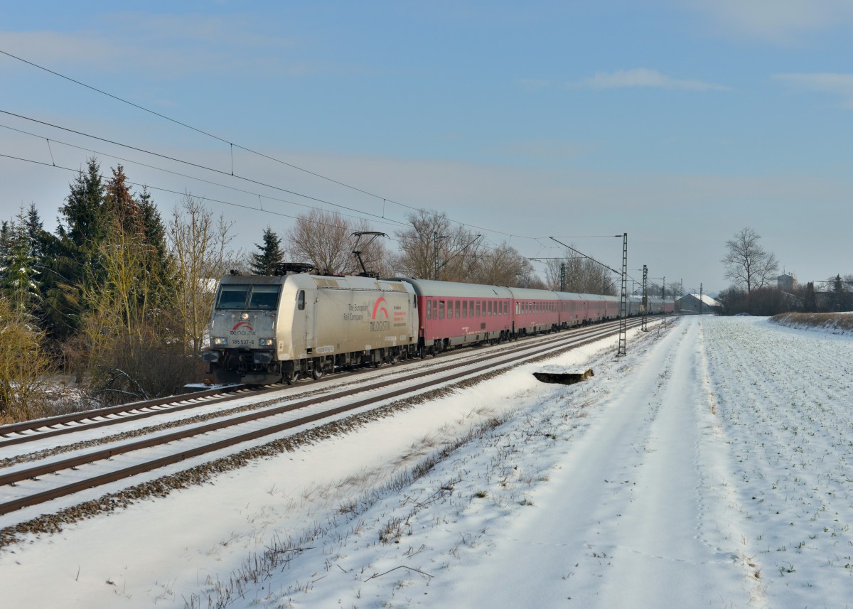 185 537 mit einem Flüchtlingszug am 06.01.2016 bei Langenisarhofen. 