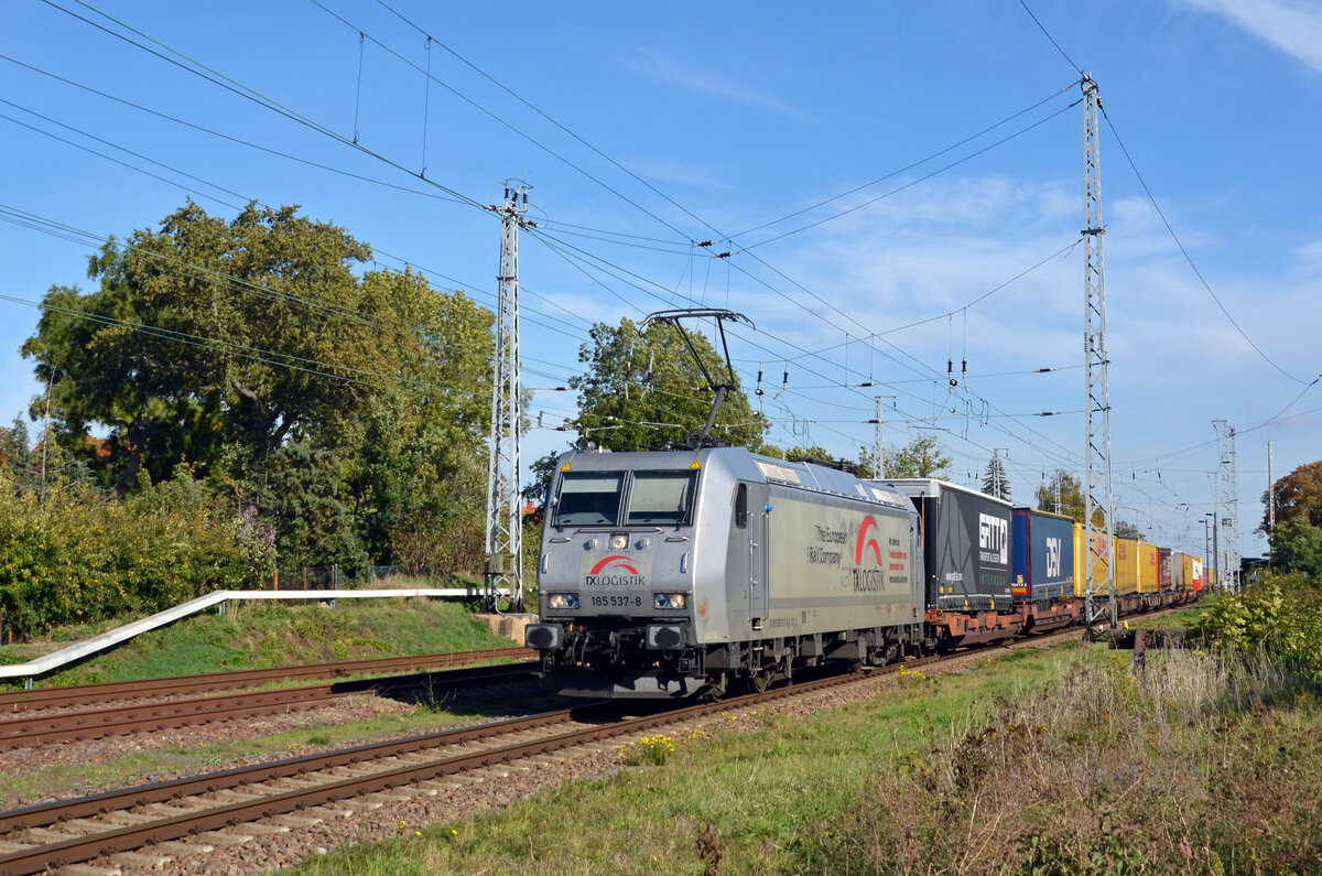 185 537 der TX führte am 05.10.22 ihren umgeleiteten KLV-Zug durch Peißen Richtung Halle(S).