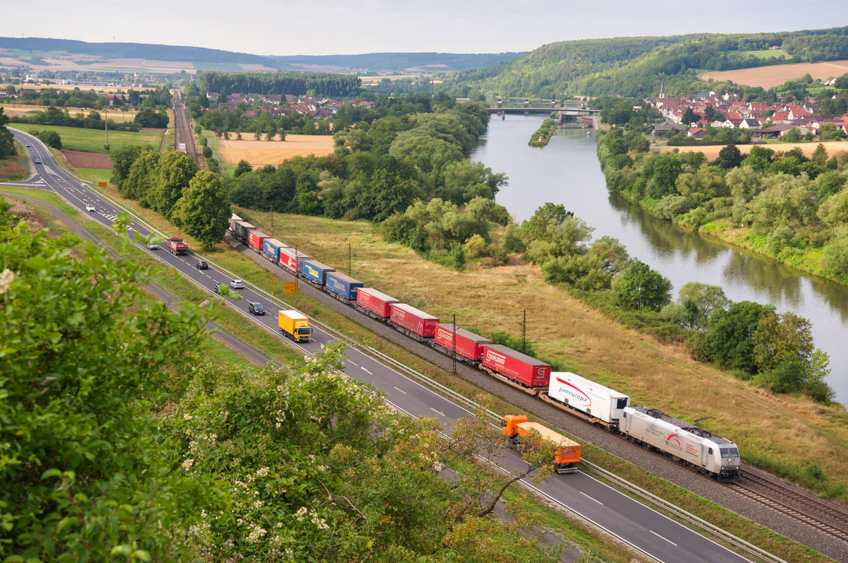 185 537 TXL mit einem KLV-Zug bei Himmelstadt Richtung Gemünden, 01.08.2019