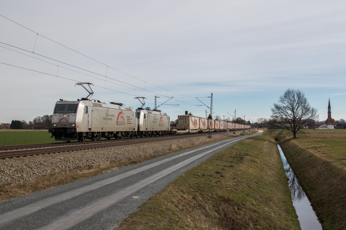185 538 und 185 531 mit dem 41870 am 20. Februar 2016 bei Übersee.