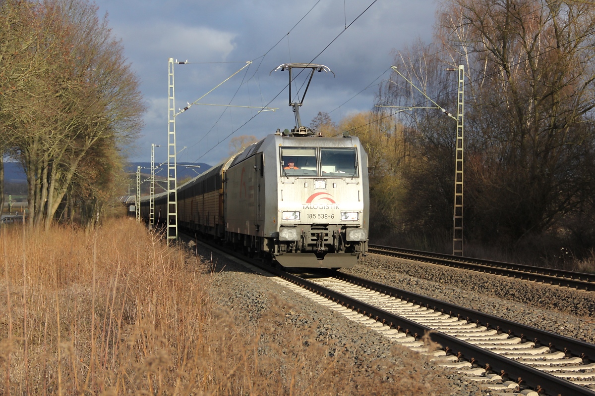 185 538-6 mit ARS-Autotransportzug in Fahrtrichtung Süden. Aufgenommen am 23.12.2013 in Wehretal-Reichensachsen.