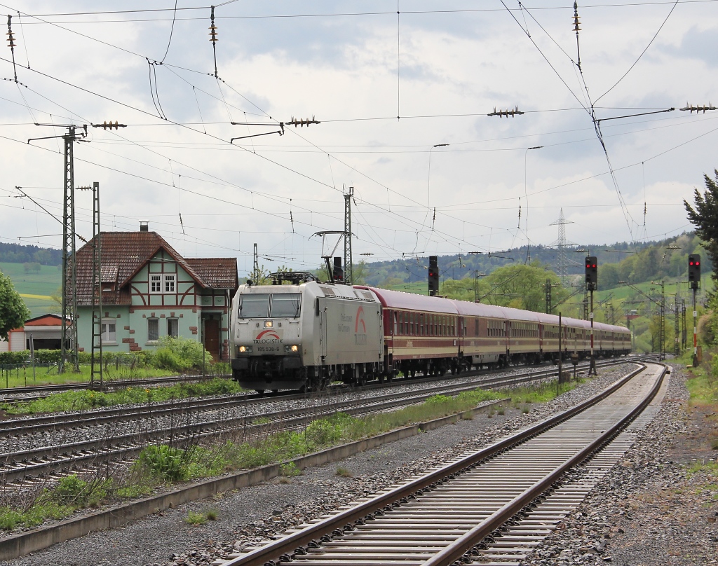 185 538-6 mit Sonderzug in Fahrtrichtung Norden. Aufgenommen am 09.05.2013 in Mecklar.