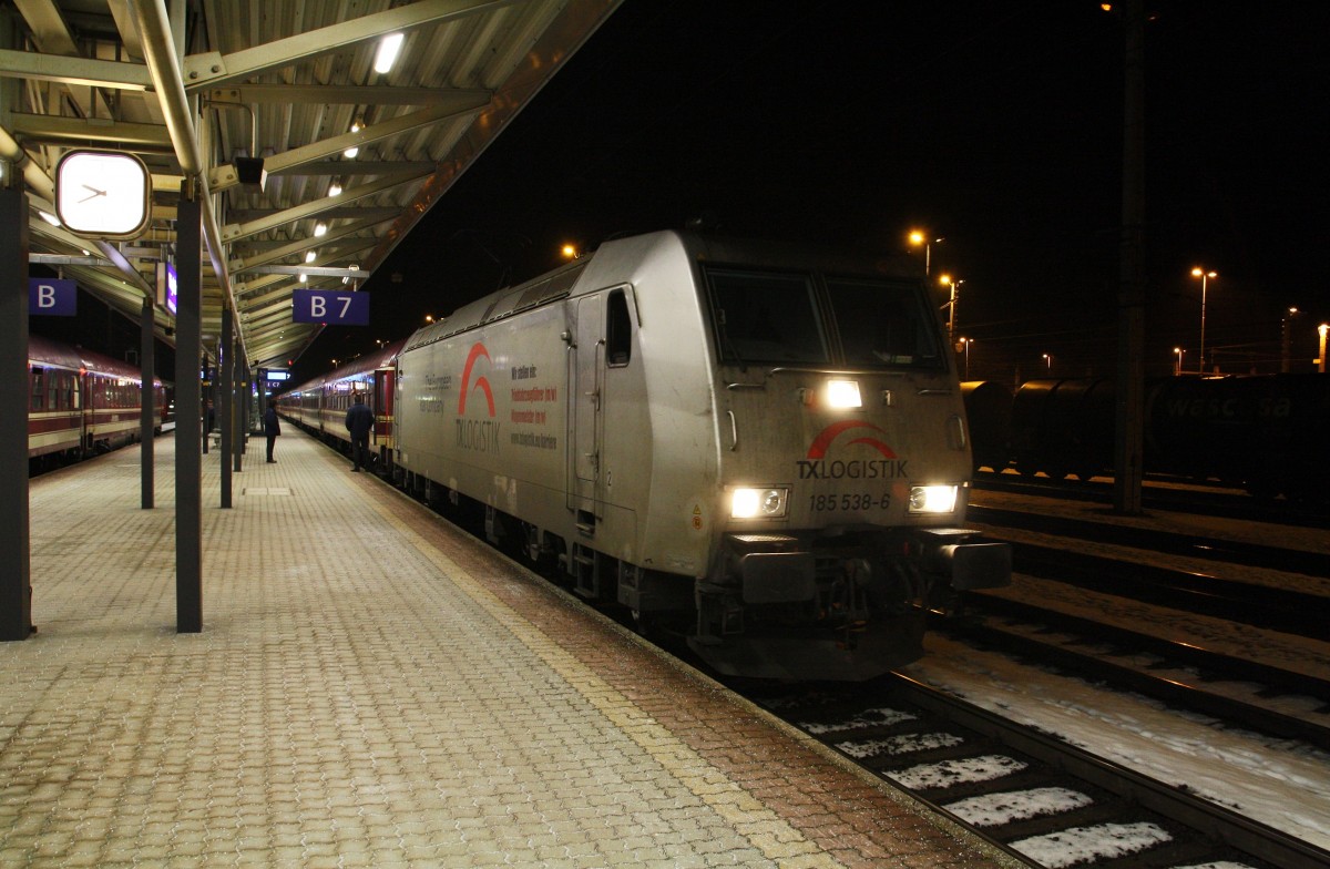 185 538-6 von TXL steht am Abend des 1.2.2014 mit dem Schneeexpress von Bludenz kommend nach Hamburg im Bahnhof Wörgl auf Gleis 7. Auf Gleis 6 nebenan wartet schon der andere Zugteil des Scheeexpress von Mallnitz Obervellach nach Hamburg. Die 2 Zugteile bestehen aus insgesamt 16 Wagen und Abfahrt war um 22.53. Er ist aber mit 5 min Verspätung nach Hamburg abgefahren.