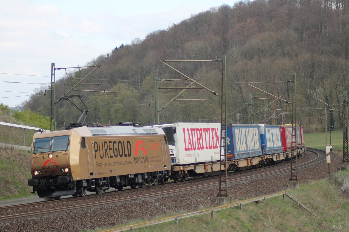 185 538  PureGold  am 11.04.2019 mit Aufliegern bei Friedland.