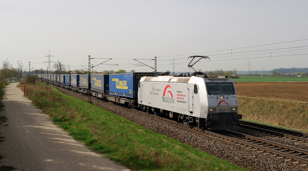 185 538 (TXL) mit LKW-Walter-Zug bei Herbertshofen (03.04.2014)