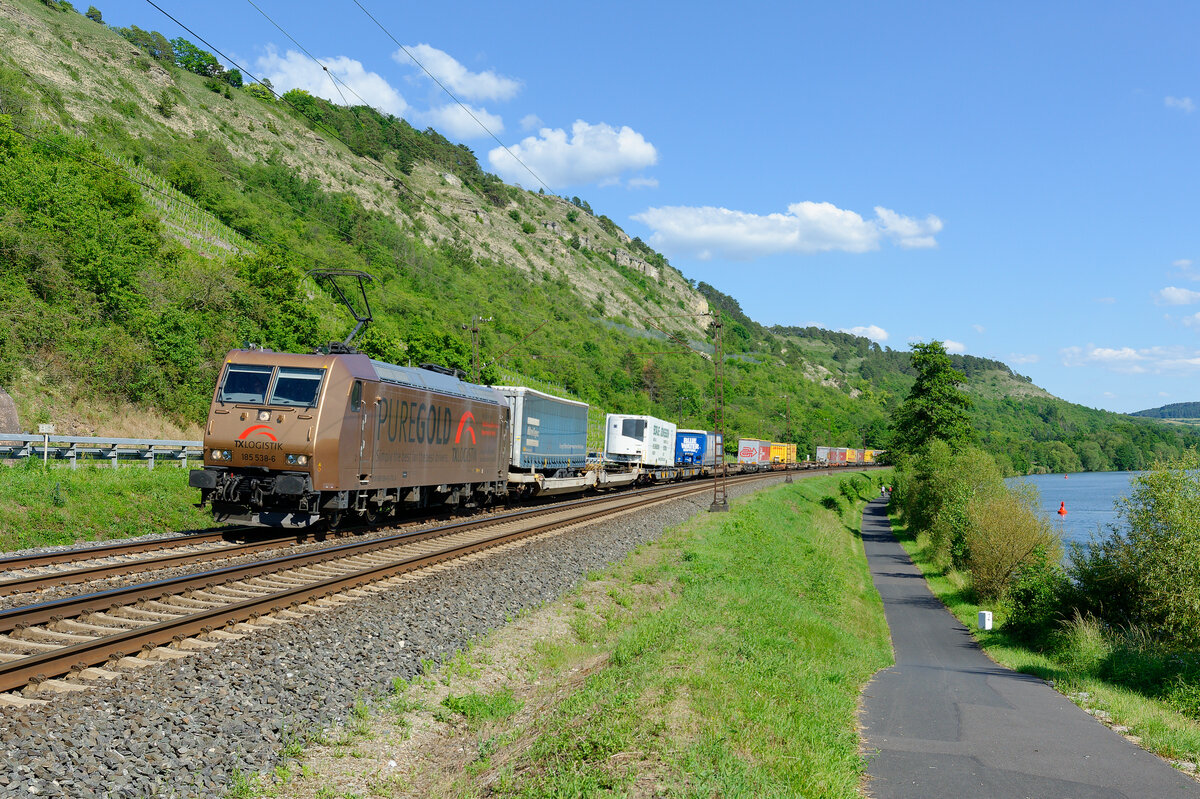 185 538 TXL  PureGold  mit einem KLV-Zug bei Karlstadt Richtung Gemünden, 12.06.2020