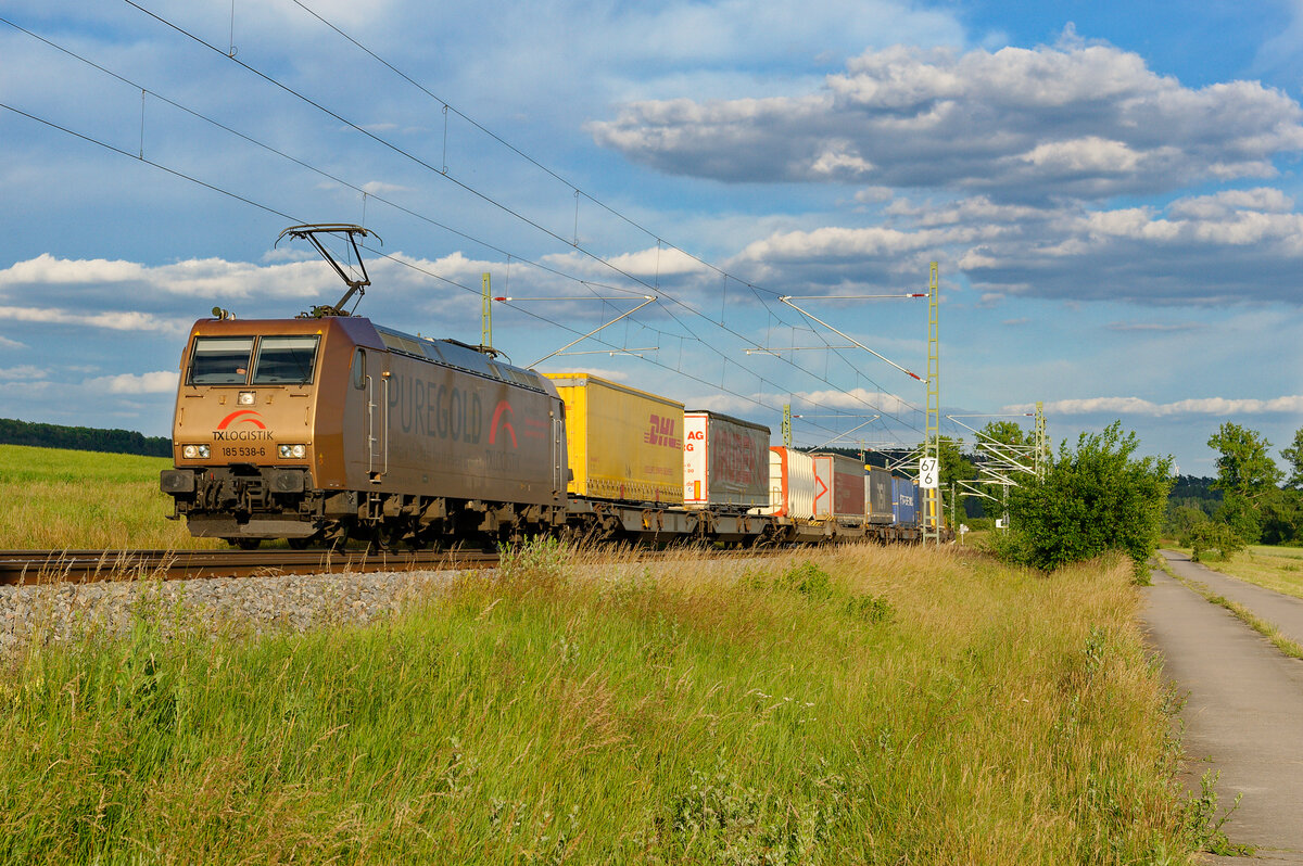 185 538 TXL  Puregold  mit einem KLV-Zug bei Oberdachstetten Richtung Würzburg, 24.06.2020