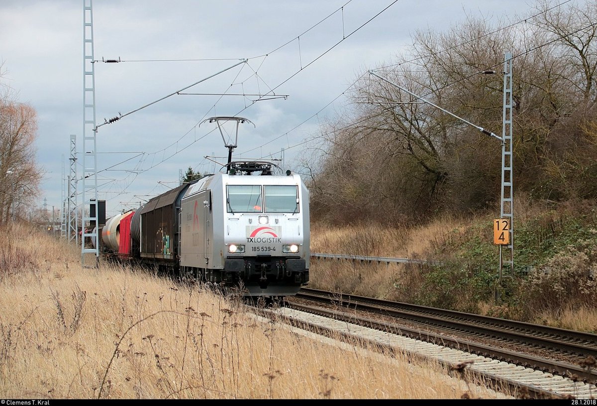 185 539-4 TXL als gemischter Gz fährt in Zscherben auf der Bahnstrecke Halle–Hann. Münden (KBS 590) Richtung Sangerhausen. [28.1.2018 | 15:22 Uhr]