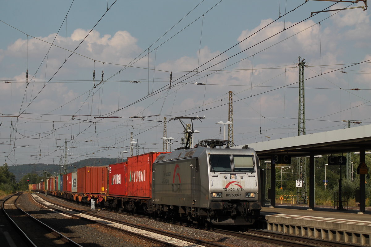 185 539 am 03.08.2018 mit einem Containerzug in Eichenberg.