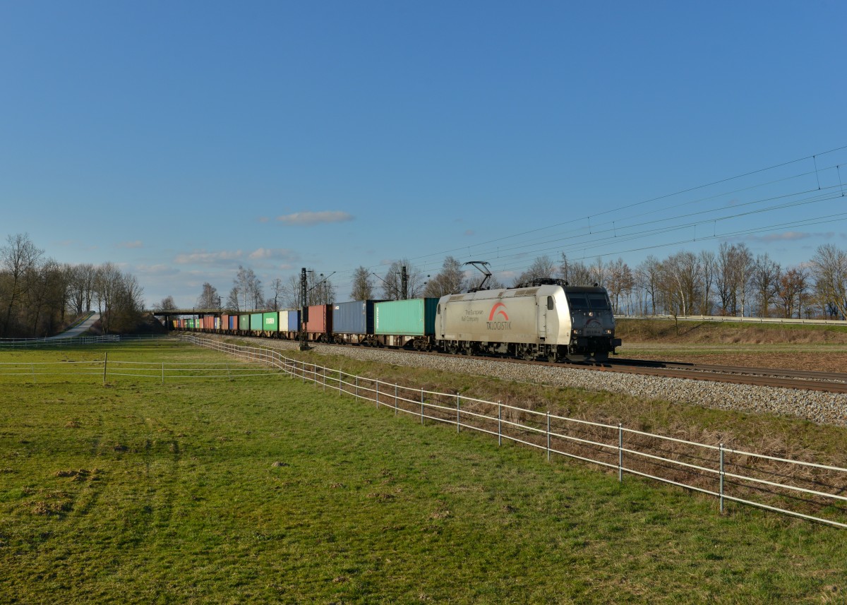 185 539 mit einem Containerzug am 16.03.2016 bei Schwarzwöhr. 