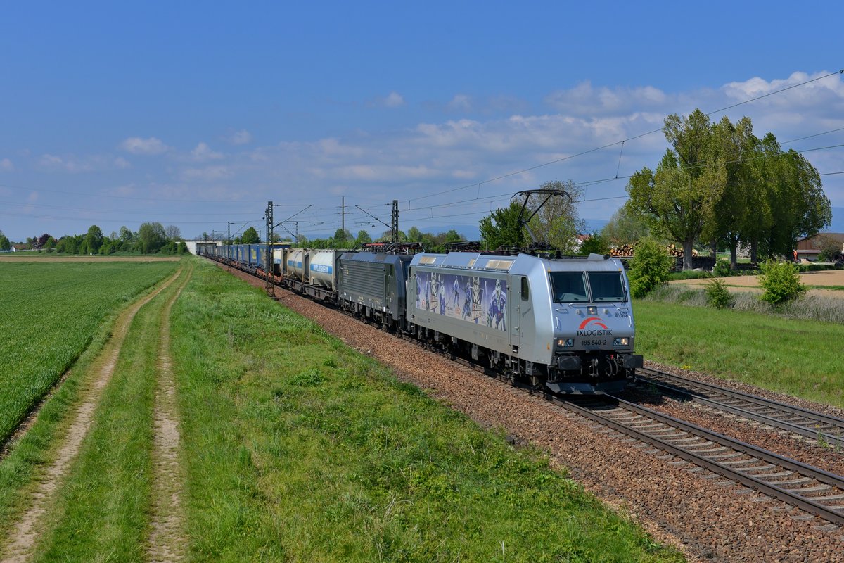 185 540 + 189 280 mit DGS 43945 am 05.05.2016 bei Plattling.