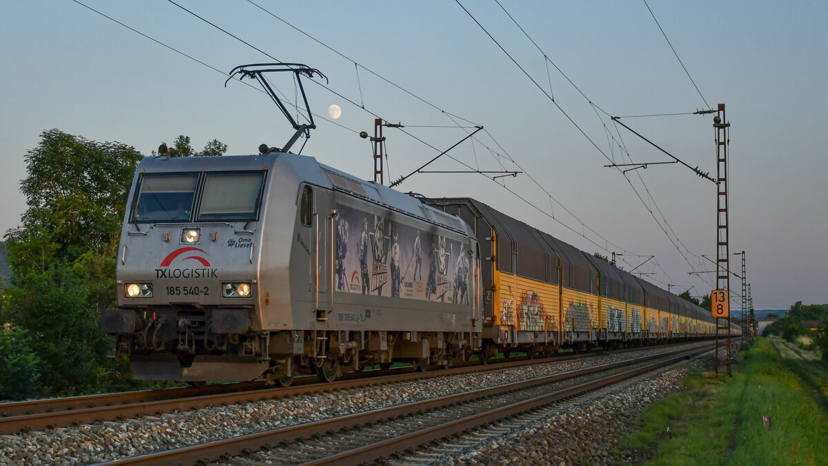 185 540-2 ist bei Thüngersheim in Richtung Gemünden unterwegs, aufgenommen am Abend des 21.07.2021.