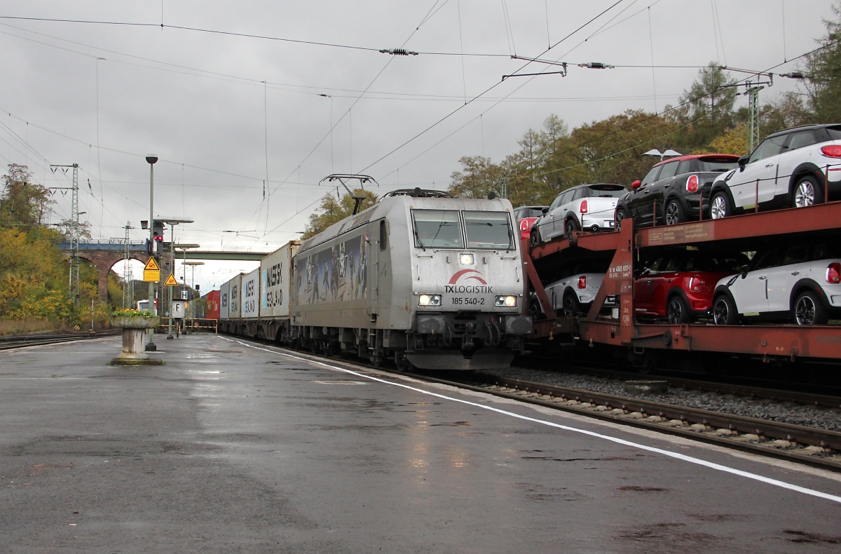 185 540-2 mit Containerzug in Fahrtrichtung Norden. Aufgenommen am 26.10.2013 in Eichenberg.
