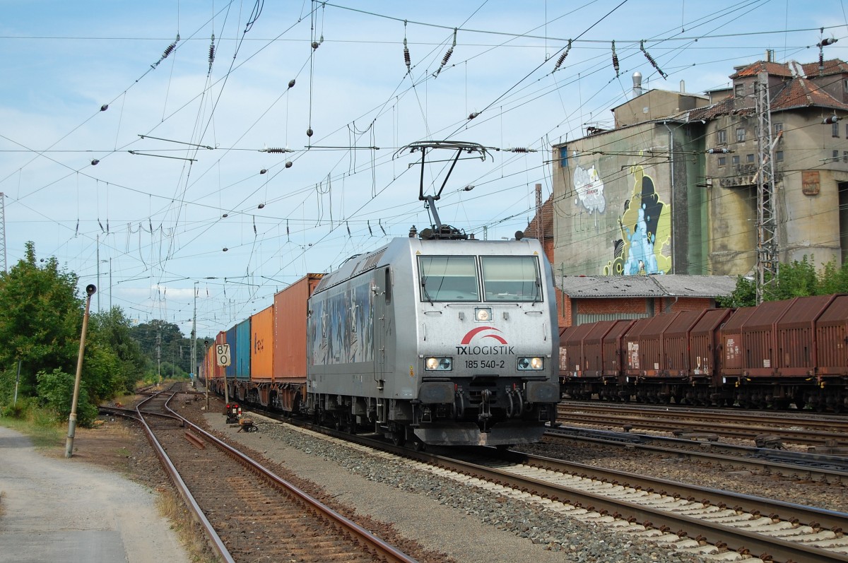 185 540-2 (TXL, Kassel Huskies) mit einem Containerzug am 17.07.2013 in Verden(Aller)